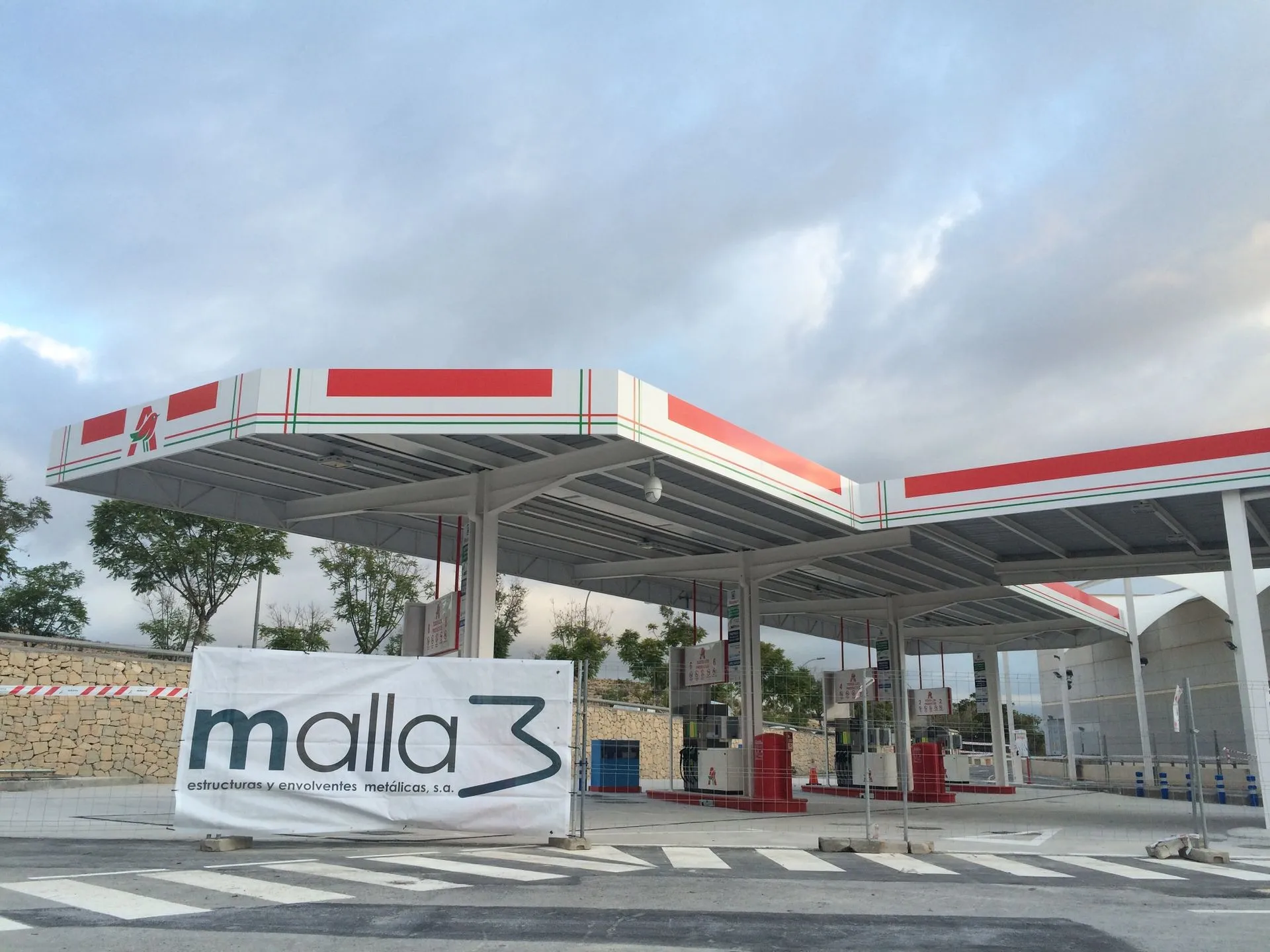 Marquesina metálica de una estación de servicio ejecutada por Malla 3