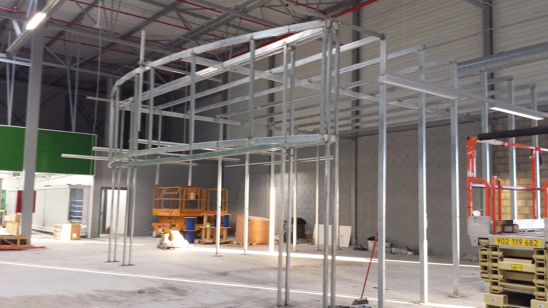 Montaje de una estructura metálica en el interior de una nave