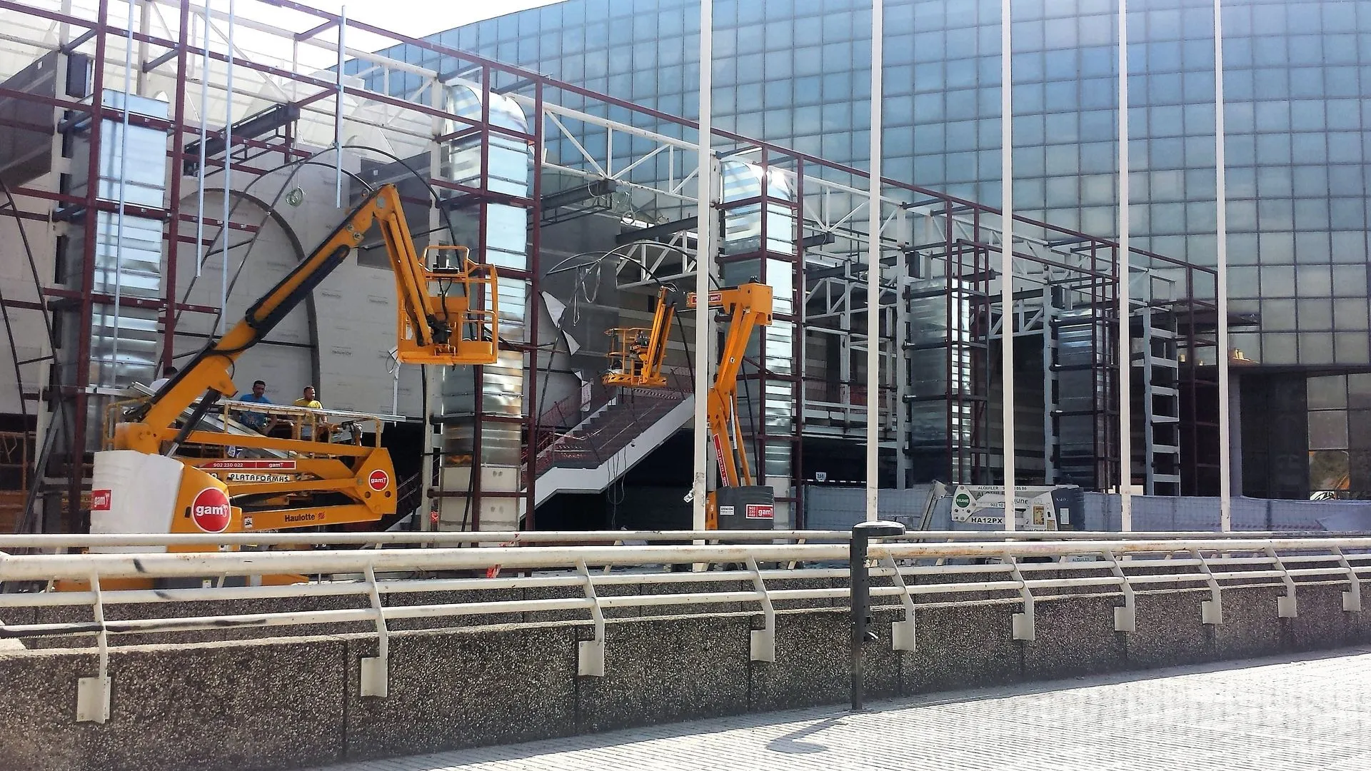 Estructura metálica de fachada en ejecución