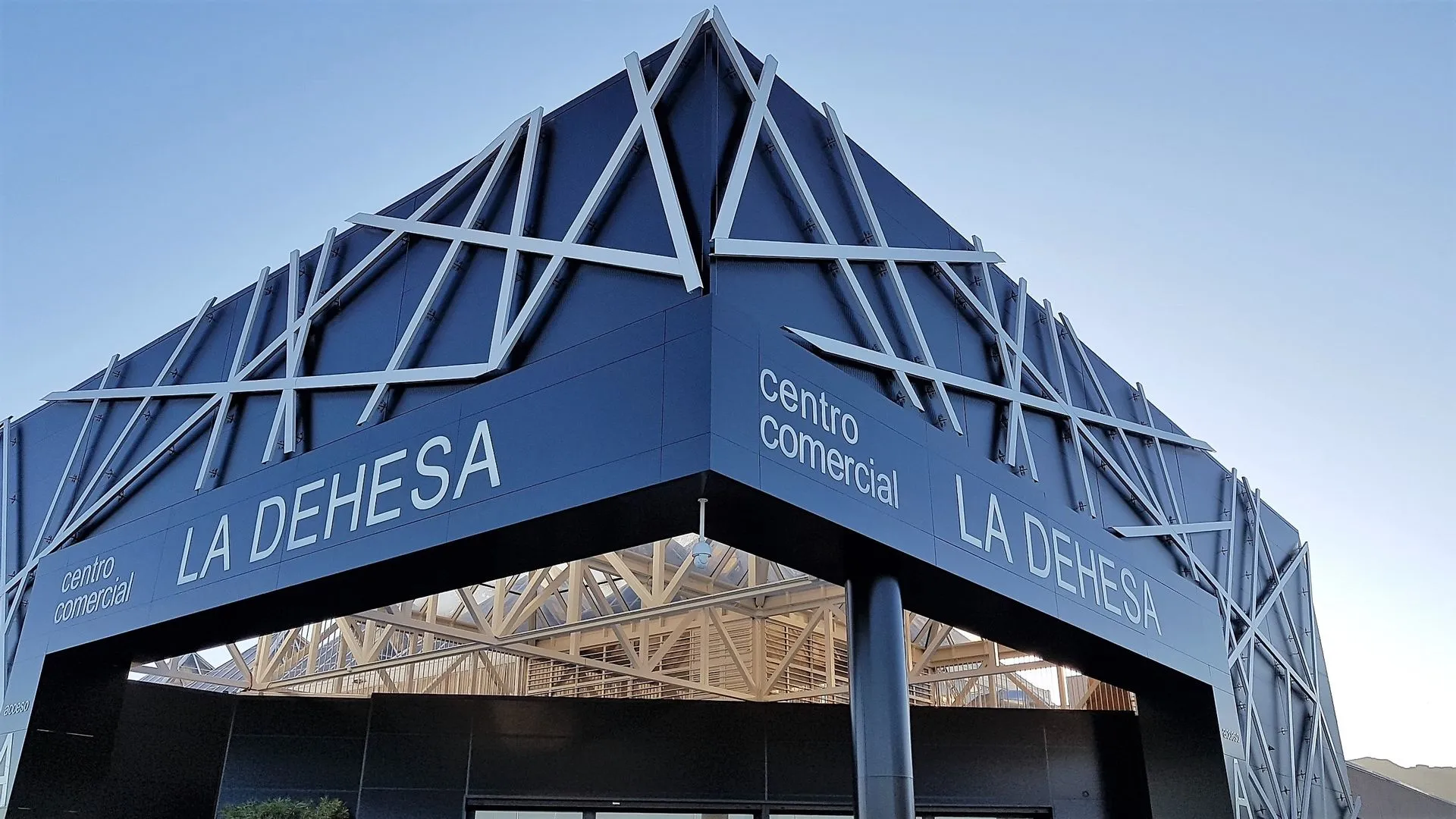 Fachada metálica del Centro Comercial La Dehesa