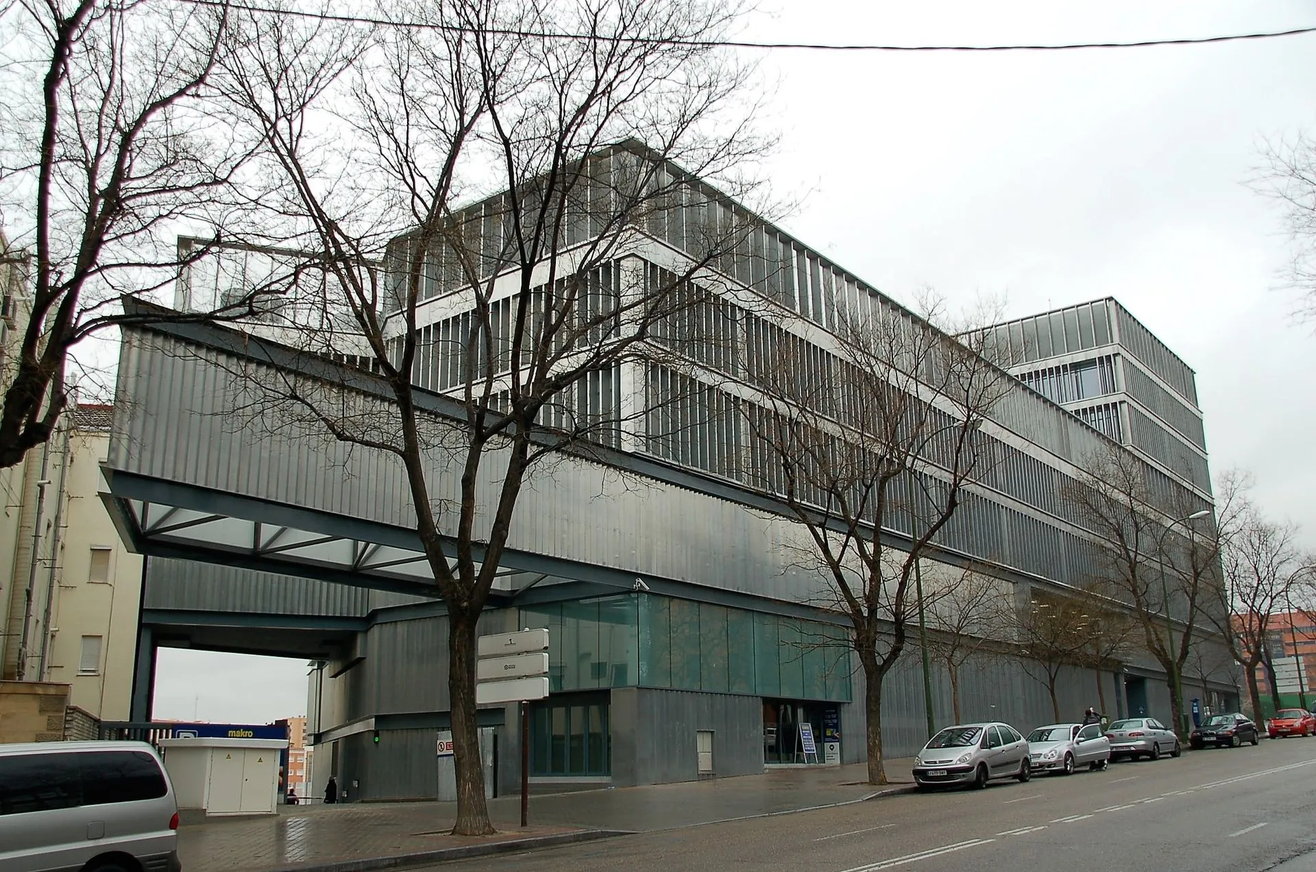 Edificio con fachada metálica ejecutada por Malla 3